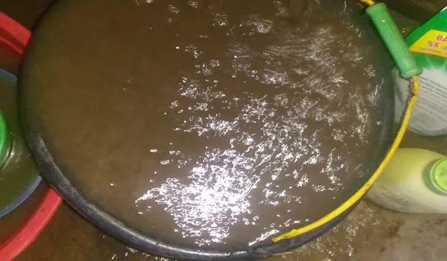 air_bomban AIR PDAM KERUH : Air PDAM terlihat diember salah seorang warga. Aliran air yang disalurkan Perusahaan Daerah Air Minum (PDAM) Bombana, Sabtu (1/10/2016) keruh dan tidak layak dikonsumsi. FOTO : JUMRAD RAUNDE/ZONASULTRA.COM