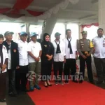 KPU Bombana Sediakan Peraga Kampanye Hanya Lima Lembar Per Calon Foto bersama Pihak Komisioner KPU, Bupati Bombana, Hj. Sitti Saleha, Kapolres Bombana, AKBP. Hery Susanto, SIK, dan kedua pasang Cabup/Cawabup masing-masing Kasra Jaru Munara-Man Arfah (Berkah) serta H. Tafdil, SE, MM - Johan Salim, SP (Bertahan) usai mengikuti Deklarasi Kampanye Damai di Pelataran RTH eks MTQ, Jum'at (28/10/2016). (Jumrad Raunde/ZONASULTRA.COM)