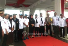 KPU Bombana Sediakan Peraga Kampanye Hanya Lima Lembar Per Calon Foto bersama Pihak Komisioner KPU, Bupati Bombana, Hj. Sitti Saleha, Kapolres Bombana, AKBP. Hery Susanto, SIK, dan kedua pasang Cabup/Cawabup masing-masing Kasra Jaru Munara-Man Arfah (Berkah) serta H. Tafdil, SE, MM - Johan Salim, SP (Bertahan) usai mengikuti Deklarasi Kampanye Damai di Pelataran RTH eks MTQ, Jum'at (28/10/2016). (Jumrad Raunde/ZONASULTRA.COM)
