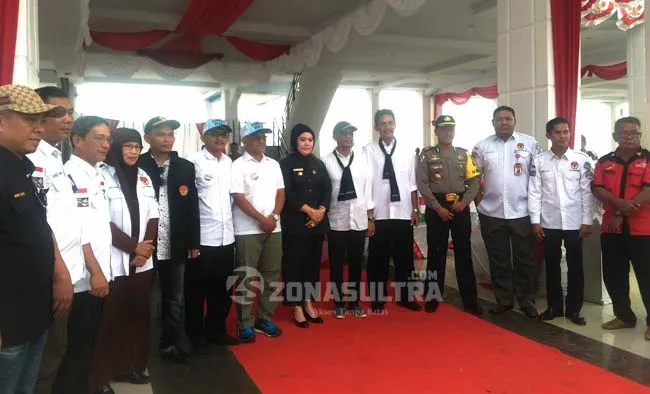 bm Foto bersama Pihak Komisioner KPU, Bupati Bombana, Hj. Sitti Saleha, Kapolres Bombana, AKBP. Hery Susanto, SIK, dan kedua pasang Cabup/Cawabup masing-masing Kasra Jaru Munara-Man Arfah (Berkah) serta H. Tafdil, SE, MM - Johan Salim, SP (Bertahan) usai mengikuti Deklarasi Kampanye Damai di Pelataran RTH eks MTQ, Jum'at (28/10/2016). (Jumrad Raunde/ZONASULTRA.COM)