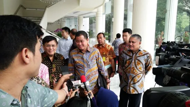 Bupati Konawe Kerry Saiful Konggoasa bersama Menteri ESDM Jonan Ignatius Bupati Konawe Kerry Saiful Konggoasa bersama Menteri ESDM Jonan Ignatius