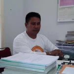 Dituding Berpihak, Ini Penjelasan KPUD Buton KPUD BUTON : Ketua Komisi Pemilihan Umum Daerah (KPUD) kabupaten Buton Alimuddin Sikuru.Alimuddin menepis sinyalemen yang berkembang di masyarakat bahwa jajarannya sebagai penyelenggara pemilihan tidak netral. Atau memihak pada satu pasangan calon (paslon) semata, Senin (3/10/2016) saat ditemui ruang kerjanya (Nanang/Zonasultra.com)