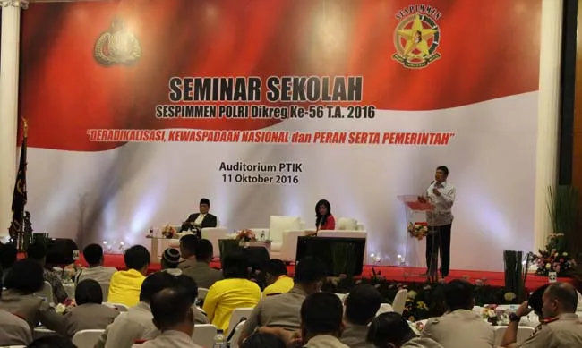 kabareskrim_1 SEMINAR SEKOLAH - Kepala Badan Reserse dan Kriminal (Bareskrim) Polri, Komjen Pol Ari Dono Sukmanto sedang membawakan materi tentang pencegahan teroris, di Auditorium PTIK, Rabu (12/10/2016) malam. ( Foto : Istimewa )