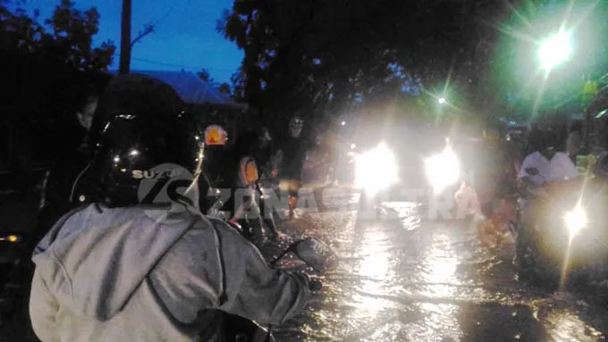 kali-huko-huko-meluap-jalur-kolaka-bombana-macet-total2 kali-huko-huko-meluap-jalur-kolaka-bombana-macet-total2