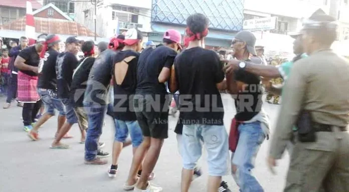 karnaval-budaya-bambu-gila-dan-reok-bali-sedot-perhatian-masyarakat-baubau karnaval-budaya-bambu-gila-dan-reok-bali-sedot-perhatian-masyarakat-baubau