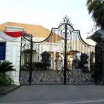 Rumah Pribadi Gubernur Sultra Lengang Pasca Putusan Praperadilan RUMAH PRIBADI NUR ALAM - Rumah pribadi Gubernur Sulawesi Tenggara (Sultra) Nur Alam yang terletak di Jalan Ahmad Yani, Kelurahan Anaiwoi, Kendari. Rumah tiga lantai tersebut terlihat lenggang dan tidak ada aktifitas yang terjadi, serta pintu pagar terkunci rapat, pasca gugatan praperadilan yang dilayangkan Nur Alam ditolak oleh Pengadilan Negeri (PN) Jakarta Selatan (Jaksel), Rabu (12/10/2016). (RAMADHAN HAFID/ZONASULTRA.COM)