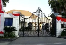 Rumah Pribadi Gubernur Sultra Lengang Pasca Putusan Praperadilan RUMAH PRIBADI NUR ALAM - Rumah pribadi Gubernur Sulawesi Tenggara (Sultra) Nur Alam yang terletak di Jalan Ahmad Yani, Kelurahan Anaiwoi, Kendari. Rumah tiga lantai tersebut terlihat lenggang dan tidak ada aktifitas yang terjadi, serta pintu pagar terkunci rapat, pasca gugatan praperadilan yang dilayangkan Nur Alam ditolak oleh Pengadilan Negeri (PN) Jakarta Selatan (Jaksel), Rabu (12/10/2016). (RAMADHAN HAFID/ZONASULTRA.COM)