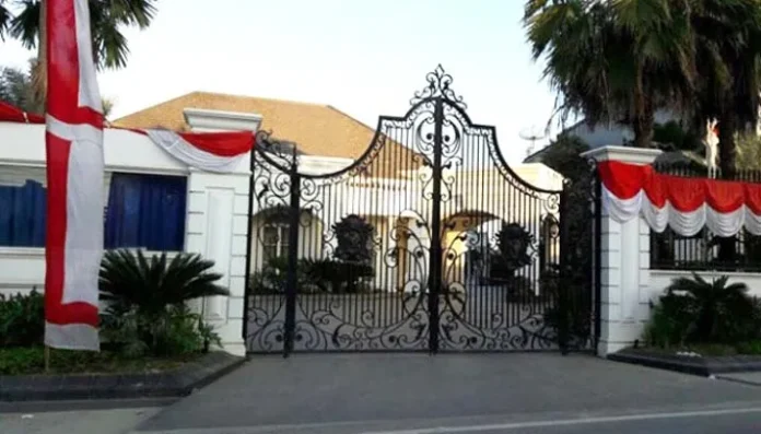 RUMAH PRIBADI NUR ALAM - Rumah pribadi Gubernur Sulawesi Tenggara (Sultra) Nur Alam yang terletak di Jalan Ahmad Yani, Kelurahan Anaiwoi, Kendari. Rumah tiga lantai tersebut terlihat lenggang dan tidak ada aktifitas yang terjadi, serta pintu pagar terkunci rapat, pasca gugatan praperadilan yang dilayangkan Nur Alam ditolak oleh Pengadilan Negeri (PN) Jakarta Selatan (Jaksel), Rabu (12/10/2016). (RAMADHAN HAFID/ZONASULTRA.COM)