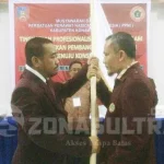 Pemkab Konsel Dukung Kesejahteraan Perawat Ketua DPW PPNI Sultra, Herianto, SKM saat melantik Ketua DPD PPNI Konsel terpilih saat Musda DPD PPNI Konsel, Sabtu (1/10/2016).