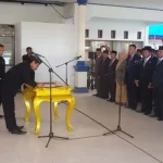 Sembilan Pejabat Konkep Berganti, Ini Pesan Bupati PELANTIKAN PEJABAT - Bupati Konawe Kepulauan (Konkep), Amrullah saat menandatangani surat keputusan (SK) para pejabat eselon II, III, dan IV saat suasana pelantikan dirujab bupati wawonii 04/10/2016 dilangara. FOTO : ARJAB KARIM/ZONASULTRA.COM