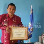 Bombana Raih Penghargaan Bebas Penyakit Kaki Gajah piagam-penghargaan-kepala-dinas-kesehatan-dan-keluarga-berencana-bombana-sunandar-memperlihatkan-piagam-penghargaan-nasional-eliminasi-filariasis-jumat