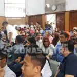 Kalah Praperadilan, Kubu Nur Alam Langsung Lesu pendukung-nur-alam-terlihat-lesu-saat-mendengar-putusan-hakim-menolak-praperadilan-gubernur-sultra