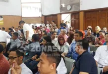 Kalah Praperadilan, Kubu Nur Alam Langsung Lesu pendukung-nur-alam-terlihat-lesu-saat-mendengar-putusan-hakim-menolak-praperadilan-gubernur-sultra