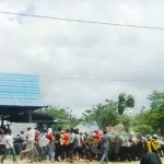 Pendukung Paslon Kada Bentrok dengan Polisi di Kantor KPUD Mubar pendukung-paslon-kada-bentrok-dengan-polisi-di-kantor-kpud-mubar