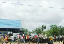 Pendukung Paslon Kada Bentrok dengan Polisi di Kantor KPUD Mubar pendukung-paslon-kada-bentrok-dengan-polisi-di-kantor-kpud-mubar