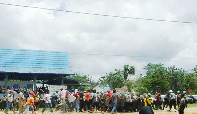 pendukung-paslon-kada-bentrok-dengan-polisi-di-kantor-kpud-mubar pendukung-paslon-kada-bentrok-dengan-polisi-di-kantor-kpud-mubar