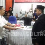 KPUD Buton Tolak Pencalonan Hamin-Farid Bachmid Penyerahan Dokumen - Nampak Bakal Calon (Balon) Bupati Buton H.Hamin, saat memberikan penyerahan dokumen persyaratannya kepada Ketua KPUD Buton Alimuddin Sikuru, dikantor KPUD Buton pekan lalu. (Nanang/Zonasultra.com)
