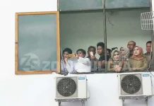 Rapat APBDP Tertunda, Sejumlah Pejabat Dokumentasikan Aksi Save Nur Alam terlihat-para-peserta-rapat-rapat-rancangan-anggaran-pendapatan-belanja-daerah-perubahan-2016