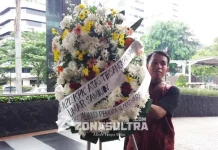 Kelompok Pemuda Buton Beri Karangan Bunga KPK Atas Penetapan Tersangka Umar Samiun Kelompok Pemuda Buton Beri Karangan Bunga KPK Atas Penetapan Tersangka Umar Samiun