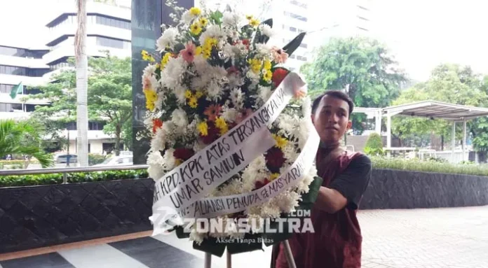 Kelompok Pemuda Buton Beri Karangan Bunga KPK Atas Penetapan Tersangka Umar Samiun
