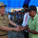 Walikota Kendari Komitmen Wujudkan Pertanian Modern Walikota Kendari secara simbolis menyerahkan bantuan alat panen padi pada perwakilan kelompok tani yang ada di kelurahan Baruga dan Kelurahan Labibia, sebanyak 14 unit alat produksi pertanian (Alsin)