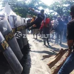 Ratusan Pendukung Paslon Walikota Kendari Bentrok dengan Polisi Ratusan Pendukung Paslon Walikota Kendari Bentrok dengan Polisi