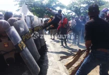 Ratusan Pendukung Paslon Walikota Kendari Bentrok dengan Polisi Ratusan Pendukung Paslon Walikota Kendari Bentrok dengan Polisi