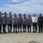 Kepala Deputi Advokasi BKKBN: Saya Banyak Dapat Pelajaran di Konut FOTO BERSAMA-Terlihat Kepala Deputi Advokasi BKKBN RI, Abidin Syam Siregar mengenakan kalaungan bunga, bersama Bupati Konut, Ruksamin seblah kiri pertama, Sekda Konut, Marthaya kiri kedua, Wakil Bupati Konut, Raup kanan pertama, Ketua DPRD Konut, Jefri Prananda kanan kedua, Sekda Provinsi, Lukman Abunawas kanan ketiga, Kadis Prikanan Konut, Jhoni Pajar kanan keempat, dan Kepala BPPKB Konut, Kasim Pagala, melakukan foto bersama di pantai Desa Ulu Sawa, Kecamatan Sawa, usai membukan sambutan kampung KB. (Jefri/ZONASULTRA.COM).