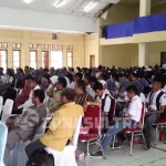 Wabup Buton Ingatkan Masyarakat Tidak Terjebak Investasi Bodong Nampak para Guru, anak siswa-siswi sekolah SD, SMP dan SMA sederajat se wilayah Kecamatan Pasarwajo, saat mengikuti kegiatan OJK di gedung serba guna Wakaka. (NANANG/ZONASULTRA.COM)