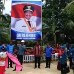 Tiba di Desa Labelete, Rombongan Penilai Lomba 10 Program PKK Disambut Tarian Butur PROGRAM PKK - Bupati Butur Abu Hasan bersama Ketua PKK Butur Sitti Rabiah Abu Hasan dan tim rombongan penilai 10 program PKK tingkat Sultra tiba di Desa Labelete, Kamis (13/10/2016). Tim disambut dengan tarian khas Butur. (DARMAWAN/ZONASULTRA.COM)