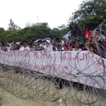 Tolak Calon Tunggal, Massa H.Hamin-Farid Bachmid Tanda Tangan Petisi DEMO PILKADA - Ratusan masyarakat Kabupaten Buton, saat melakukan aksi damai di kantor KPUD Buton. FOTO : Nanang/Zonasultra.com