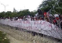 Tolak Calon Tunggal, Massa H.Hamin-Farid Bachmid Tanda Tangan Petisi DEMO PILKADA - Ratusan masyarakat Kabupaten Buton, saat melakukan aksi damai di kantor KPUD Buton. FOTO : Nanang/Zonasultra.com