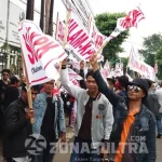 Jelang Putusan Praperadilan Gubernur Sultra, Sejumlah Masa Gelar Aksi di PN Jaksel Jelang Putusan Praperadilan Gubernur Sultra, Sejumlah Masa Gelar Aksi di Pengadilan Negeri (PN) Jakarta Selatan (Jaksel). Mereka menuntut hakim mengabulkan gugatan praperadilan Gubernur Sultra yang keputusannya akan disampaikan hari ini, Rabu (12/10/2016). (RIZKI ARIFIANI/ZONASULTRA.COM)