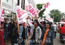 Jelang Putusan Praperadilan Gubernur Sultra, Sejumlah Masa Gelar Aksi di PN Jaksel Jelang Putusan Praperadilan Gubernur Sultra, Sejumlah Masa Gelar Aksi di Pengadilan Negeri (PN) Jakarta Selatan (Jaksel). Mereka menuntut hakim mengabulkan gugatan praperadilan Gubernur Sultra yang keputusannya akan disampaikan hari ini, Rabu (12/10/2016). (RIZKI ARIFIANI/ZONASULTRA.COM)