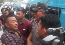 Pendukung Derik-Syahriah Nyaris Bentrok dengan Pendemo di Kopkit Pendukung Derik-Syahriah Nyaris Bentrok dengan Pendemo di Kopkit