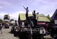 Penetapan Paslon Kada Buton Diwarnai Unjuk Rasa dan Pelemparan Kantor Camat Sejumlah warga saat melakukan aksinya di depan hotel Muslimah, tempat terselenggaranya penetapan Calon Bupati dan Wakil Bupati Buton tahun 2017. (Nanang/Zonasultra.com)