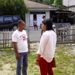 Digugurkan, H.Hamin – Farid Bachmid Laporkan KPUD Buton ke Panwaslu Lagi Berdiskusi - Bakal Calon (Balon) Wakil Bupati Buton Farid Bachmid, saat lagi berdiskusi dengan kuasa hukumnya Imam Rido Angga Yuwuno SH, di depan kantor Panwaslu Buton. FOTO : NANANG/ZONASULTRA.COM