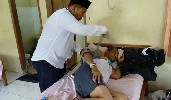 jamaah_haji H. Amani Lanuhu (60) asal Kecamatan Tirawuta, dilarikan ke klinik asrama haji Sudiang Makassar, Sulawesi Selatan (Selsel) karena mengalami gangguan kesehatan begitu tiba di asrama haji Makasar, Selasa (11/10/2016). (Foto : Istimewa)