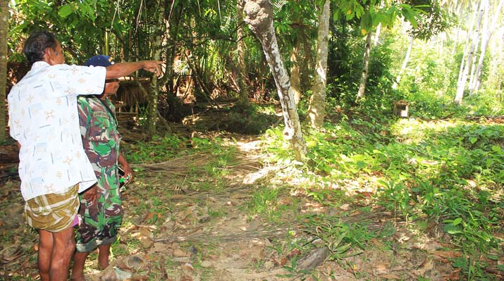 Laindi saat menunjukkan lokasi lapangan bola perkampungan DI/TII kepada Bintara Pembina Desa (Babinsa) Lampasulu.