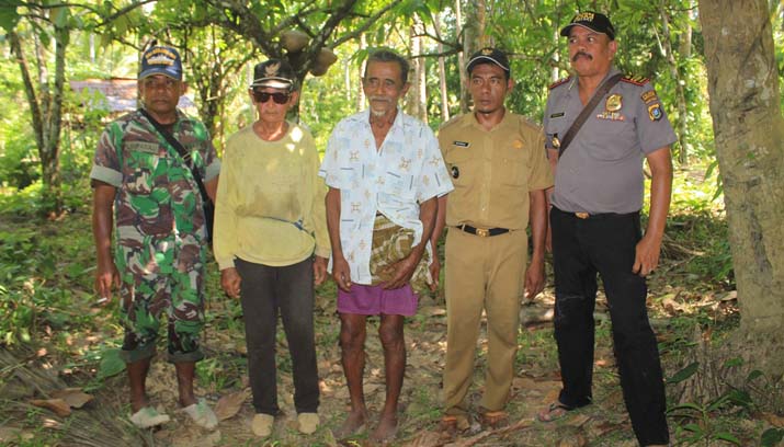 Dari kiri, Kapolsek Laonti Iptu Bakrie Ibnu, Kades Batu Jaya Basman, Pelaku Sejarah DI/TII, Laindi dan Laanda, serta Babinsa Lampasulu saat berpose dilokasi pembangunan markas pasukan DI/TII saat itu.