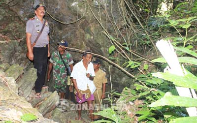 Kapolsek Laonti Iptu Bakrie Ibnu, Kades Batu Jaya Basman, Pelaku Sejarah DI/TII, Laindi dan Laanda, serta Babinsa Lampasulu saat memasuki goa persembunyian para Mobri saat terjadi kontak senjata.