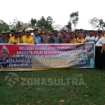 200 Hansip dan RT Se-Kecamatan Tinanggea, Siap Kawan Kamtibmas. KAMTIBNAS TINANGGEA - Kapolsek Tinanggea Iptu Gusti Sulasta, Camat Tinanggea Herianto, bersama 200-an Hansip dan Ketua RT se-Kecamatan Tinanggea saat berpose bersama dihalaman kantor Polsek setempat. Kegiatan itu dimaksudkan agar Kamtibmas dapat terwujud di kecamatan itu. (IRFAN MUALIM/ZONASULTRA.COM)
