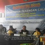 Tafdil dan Kasra Head to Head di Pilkada Bombana Suasana Rapat Pleno Penetapan calon dalam Pemilihan Bupati dan Wakil Bupati Bombana 2017 yang dihadiri oleh 5 komisioner KPUD setempat, Senin (24/10/2016). (JUMRAD RAUNDE/ZONASULTRA.COM)