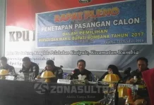 Tafdil dan Kasra Head to Head di Pilkada Bombana Suasana Rapat Pleno Penetapan calon dalam Pemilihan Bupati dan Wakil Bupati Bombana 2017 yang dihadiri oleh 5 komisioner KPUD setempat, Senin (24/10/2016). (JUMRAD RAUNDE/ZONASULTRA.COM)