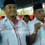 Insani Nomor 1, Rahmat Nomor 2 Pasangan Calon Bupati Muna Barat Rahmat dan Insani, usai pleno penetapan nomor urut di Kantor Komisi Pemilihan Umum Kabupaten Muna Barat,selasa (25/10/2016).(Laode Pialo/ZONASULTRA.COM)