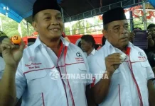Insani Nomor 1, Rahmat Nomor 2 Pasangan Calon Bupati Muna Barat Rahmat dan Insani, usai pleno penetapan nomor urut di Kantor Komisi Pemilihan Umum Kabupaten Muna Barat,selasa (25/10/2016).(Laode Pialo/ZONASULTRA.COM)
