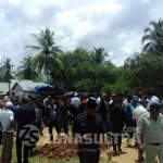 Penetapan “Rahmat” Calon Bupati, KPUD Mubar Dinilai Subyektif Ratusan pendukung LM.Ikhsan Taufik Ridwan dan La Nika (Insani) gelar aksi di depan Kantor Komisi Pemilihan Umum (KPU) Mubar menuntut penetapan calon Bupati LM.Rajiun Tumada tidak sesuai aturan,senin (24/10/2016). (LA ODE PIALO/ZONASULTRA.COM)