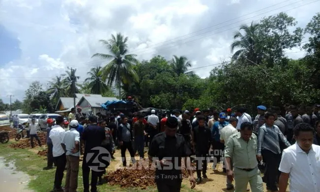 kpu_mubar Ratusan pendukung LM.Ikhsan Taufik Ridwan dan La Nika (Insani) gelar aksi di depan Kantor Komisi Pemilihan Umum (KPU) Mubar menuntut penetapan calon Bupati LM.Rajiun Tumada tidak sesuai aturan,senin (24/10/2016). (LA ODE PIALO/ZONASULTRA.COM)