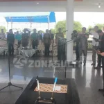 Jadi Sekda Konsel, Ini Yang Akan Dilakukan Syarif Sajang PELANTIKAN SEKDA - Bupati Konsel Surunuddin Dangga saat melantik Syarif Sajang sebagai Sekda Konsel diaula Rumah Jabatan (Rujab) bupati, Kamis (13/10/2016). Seluruh target akan dilaksanakan secara maksimal oleh Sekda baru itu. (IRFAN MUALIM/ZONASULTRA.COM)