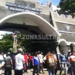 Ribuan Massa Pendukung Nur Alam Duduki Rumah Jabatan Gubernur Ribuan Massa Pendukung Nur Alam Duduki Rumah Jabatan Gubernur